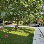 Spacious Room1, Airport, Free Parking, Sep Entrance, New Renovation, Shared Bathroom