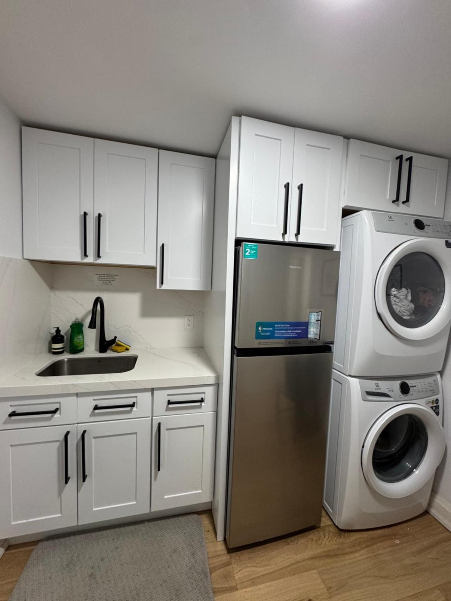Apartment Spacious Room1, Airport, Free Parking, Sep Entrance, New Renovation, Shared Bathroom